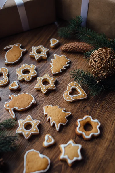 Galletas de Navidad acostadas en la mesa con regalos — Foto de Stock