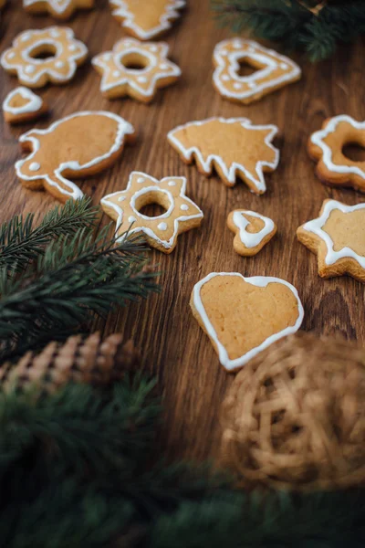 Galletas de Navidad acostadas en la mesa con regalos — Foto de Stock