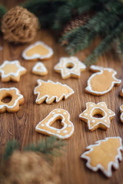 Galletas de Navidad acostadas en la mesa con regalos — Foto de Stock