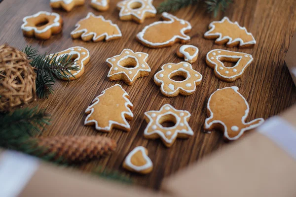 Galletas de Navidad acostadas en la mesa con regalos — Foto de Stock