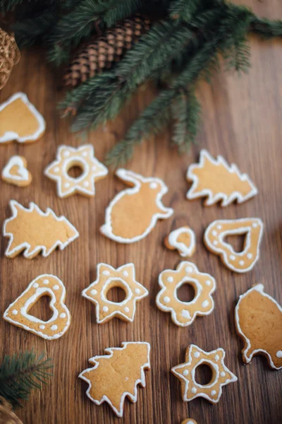 Christmas cookies liggande på bordet med presenterar — Stockfoto