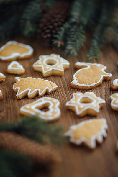 Galletas de Navidad acostadas en la mesa con regalos — Foto de Stock