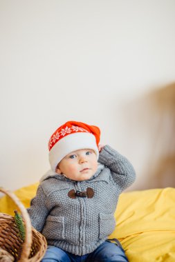 Hediyeler ve gülümseme, Noel zamanı ile katta oturan küçük çocuk