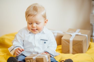 Hediyeler ve gülümseme, Noel zamanı ile katta oturan küçük çocuk