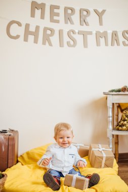 Hediyeler ve gülümseme, Noel zamanı ile katta oturan küçük çocuk