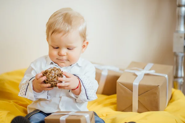 선물 및 미소, 크리스마스 시간 바닥에 앉아 어린 소년 — 스톡 사진