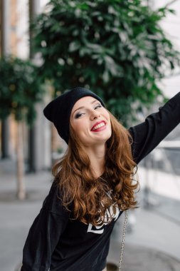 Sokakta duran kadın arka plan bulanıklık