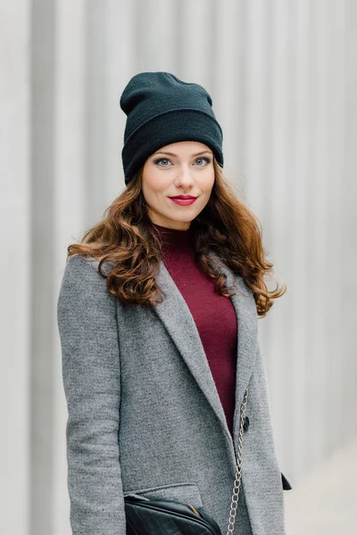 Frau steht mit verschwommenem Hintergrund auf der Straße — Stockfoto