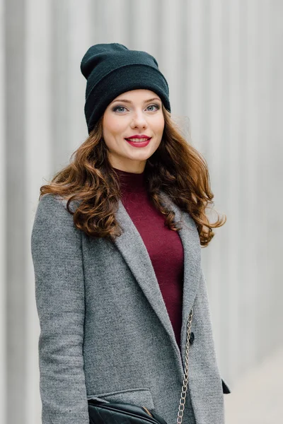 Femme debout dans la rue avec un fond flou — Photo