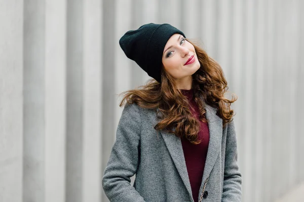 Mujer de pie en la calle con fondo borroso — Foto de Stock