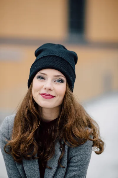 Femme debout dans la rue avec un fond flou — Photo