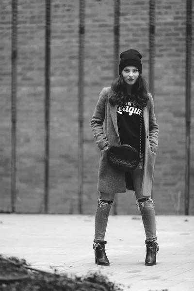 Kvinna som står på gatan med oskärpa bakgrund — Stockfoto