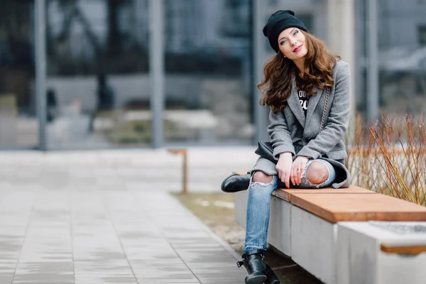 Junge Frau sitzt auf der Straße — Stockfoto