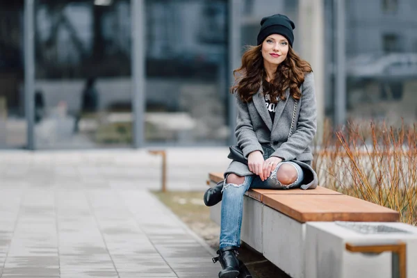 길거리에 앉아 있는 젊은 여자 — 스톡 사진