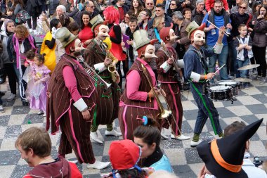 Güzel karnaval maskeli grup