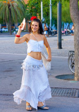 Kimliği belirsiz performans gösterisi turistler için vermek