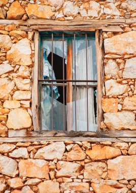 Eski bir evin penceresi