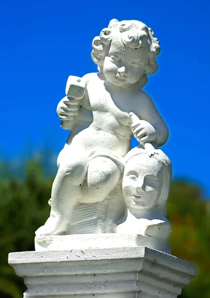 Statue d'un garçon avec un marteau — Photo