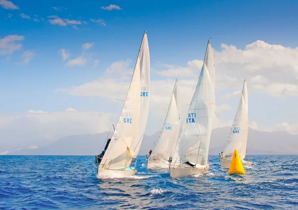 Navio à vela com velas brancas — Fotografia de Stock