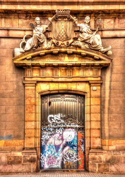 Porta bonita de um edifício antigo em Barcelona — Fotografia de Stock