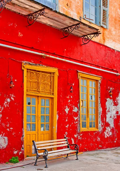Лавка в фритюрі старого червоного ресторану — стокове фото