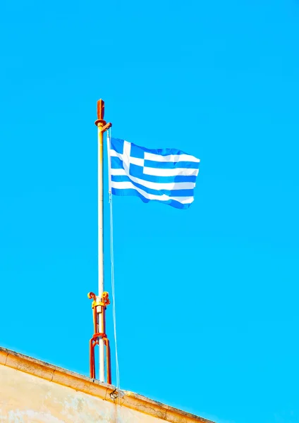 Griekse vlag en blauwe hemel — Stockfoto