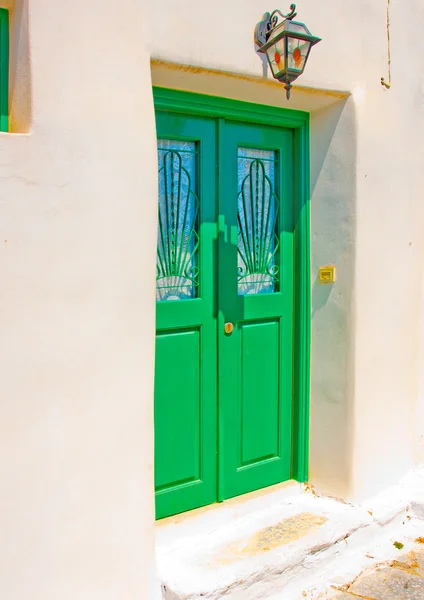 Дерев'яні зелені кольорові двері — стокове фото