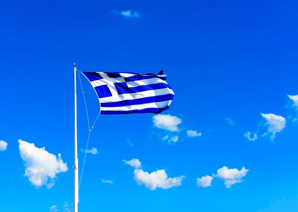 Det greske flagget mot himmelen. – stockfoto