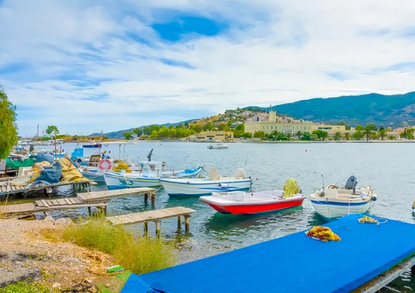 Balıkçı tekneleri ile ahşap iskele