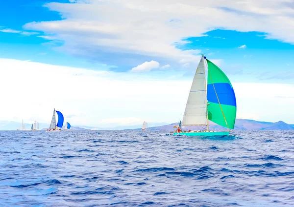 Barcos à vela durante uma regata — Fotografia de Stock