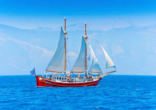 Czerwony greckie łódź (typ Perama) — Zdjęcie stockowe