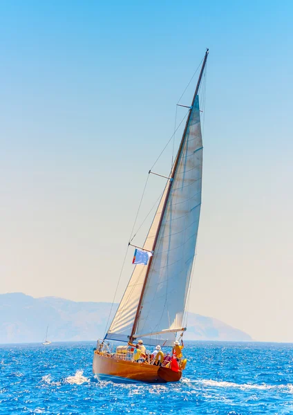 Yarış yelkenli tekne