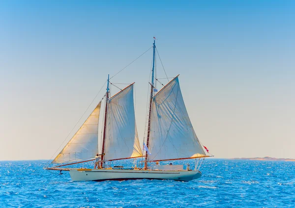 Старая традиционная белая лодка — стоковое фото