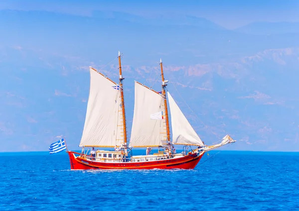Houten rode Griekse boot — Stockfoto
