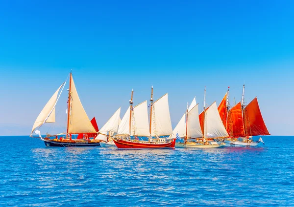 Деревянные парусные лодки — стоковое фото