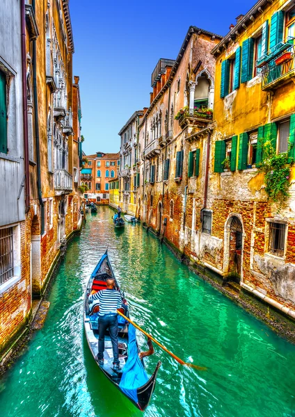 Venicee, geleneksel gondol