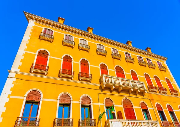 Staré budovy v Benátkách — Stock fotografie