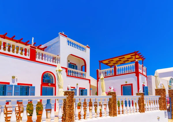 Белый и красный дом — стоковое фото