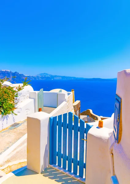 Portão azul e belo mar — Fotografia de Stock