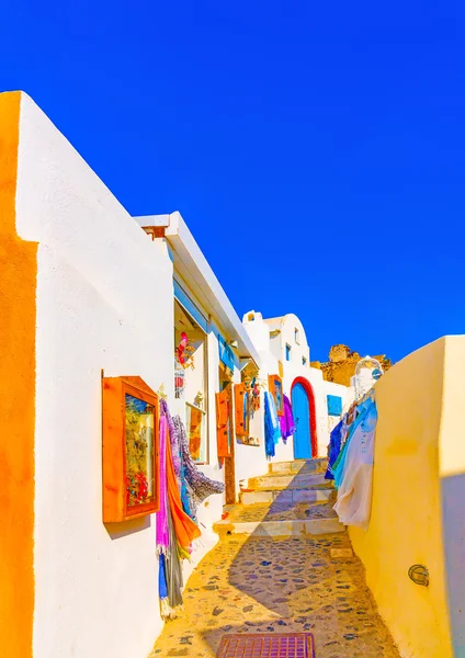 Típica calle estrecha colorida en Grecia — Foto de Stock