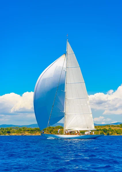 Класичний дерев'яний вітрильний човен — стокове фото