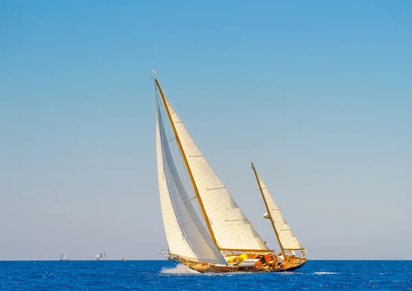 Klassieke houten zeilboot — Stockfoto