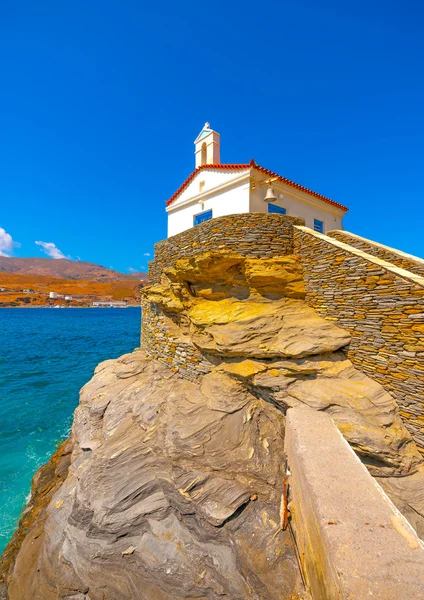 Belle petite église au bord de la mer à Chora — Photo