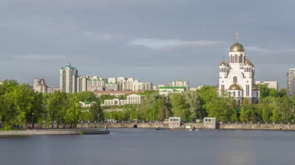 Waterfront e da igreja, Yekaterinburg City, Time Lapse (Hyper lapse ) — Vídeo de Stock