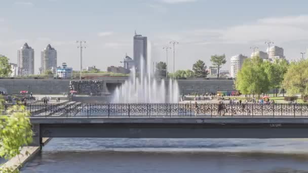 Rörelse över bron, beskåda av fontänen, tidsinställd (Hyper förfaller) — Stockvideo