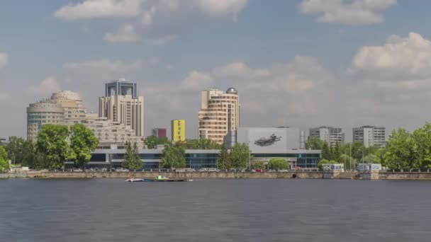 Vue du remblai avec nuages. Ekaterinbourg, Russie, Time lapse (Hyper lapse ) — Video