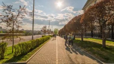 Sokakta, Yekaterinburg, Rusya, zaman atlamalı (hiper sukut yürürken).