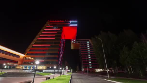 Modern gebouw bij nacht, stad van Novosibirsk (Rusland), time-lapse (Hyper Lapse) — Stockvideo