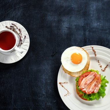 Çay ve bir kara tahta üzerinde Kahvaltı