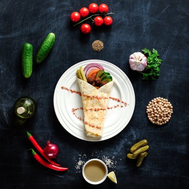 Falafel beyaz bir plaka üzerinde.